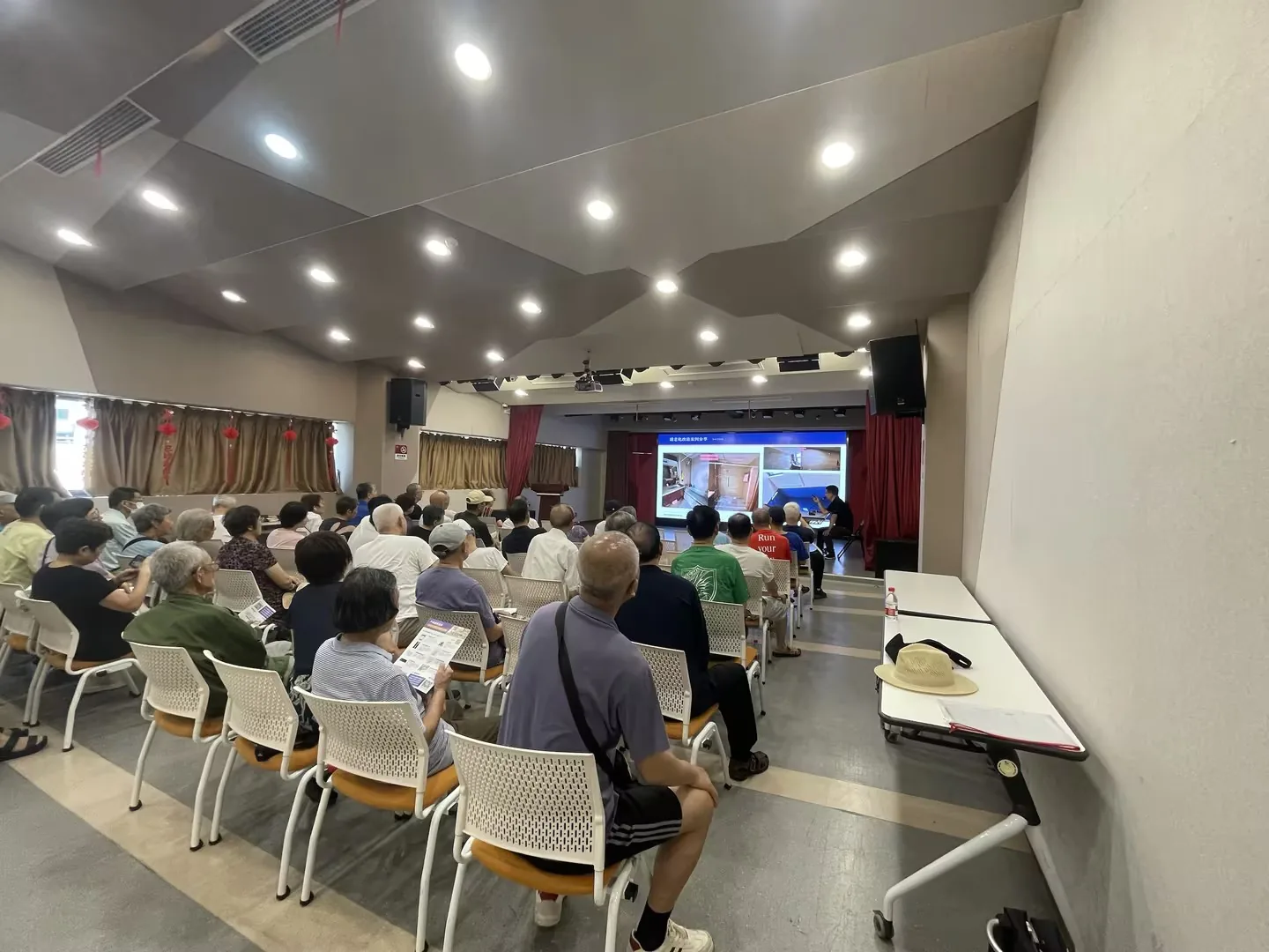 党员、楼组长会议现场